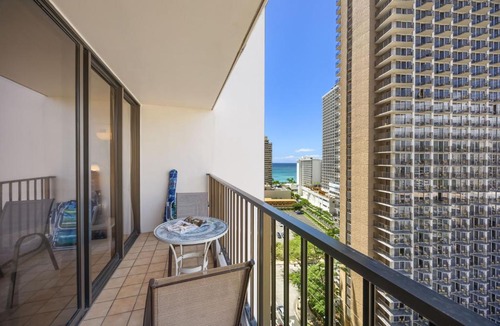 Waikiki Apartment | 17FL Fully Renovated, 5 mins to Beach with Parking