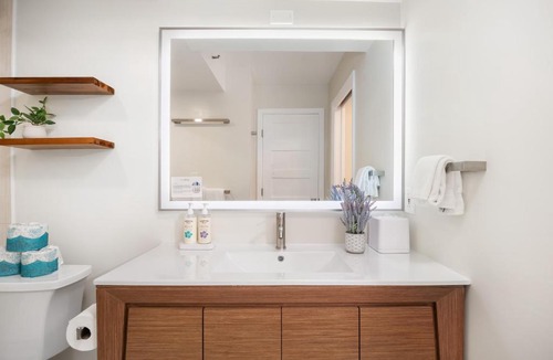 Waikiki Apartment | 17FL Fully Renovated, 5 mins to Beach with Parking