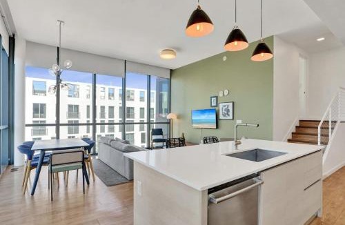 West Avenue House | 17WEST Spacious 3BR Apartment with Balcony