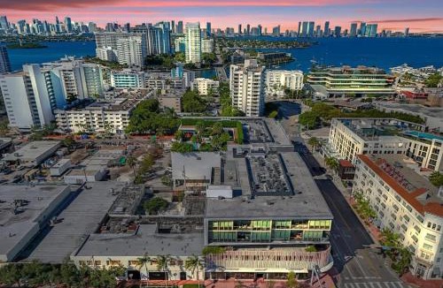 West Avenue House | 17WEST Spacious 3BR Apartment with Balcony