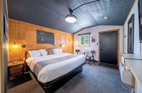 Pinnacles Entrance Badlands Hotel | 18-Hansen Inn & Cabins, Cabin, Single King, No Smoking, No Pets