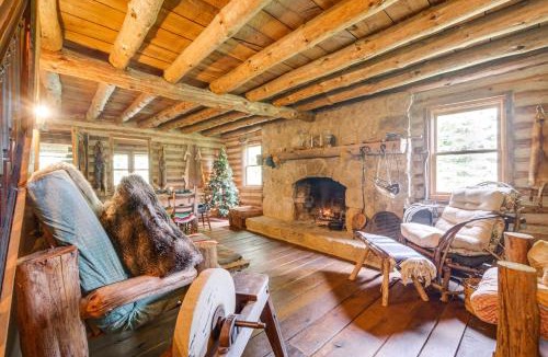 Paris House | 1800s Romantic Cabin! Fireplace + 3 Jacuzzi Tubs