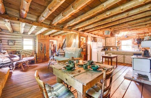 Paris House | 1800s Romantic Cabin! Fireplace + 3 Jacuzzi Tubs