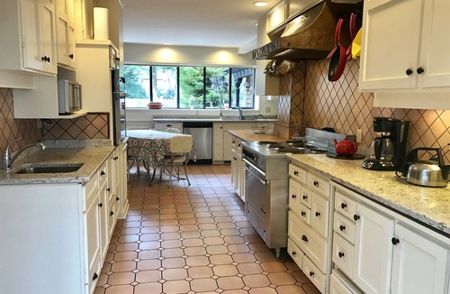 Cordova Bay House | 180° OCEANFRONT 15 min to downtown,Wineries. Beach,Hot Tub