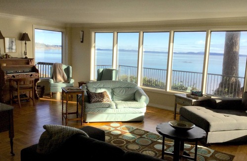 Cordova Bay House | 180° OCEANFRONT 15 min to downtown,Wineries. Beach,Hot Tub