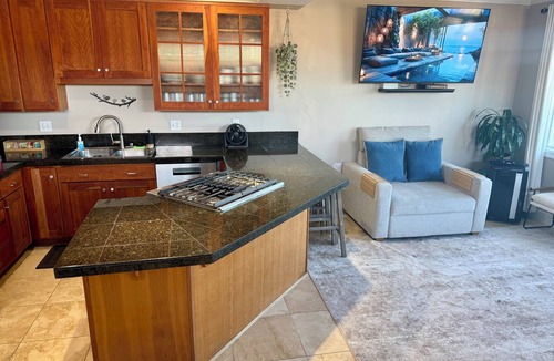 Eastlake House | 180° Space Needle, downtown, lake, mountains, modern luxury, EV charger