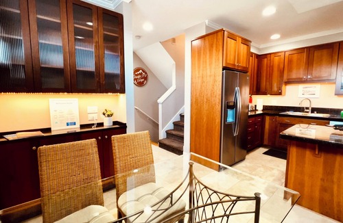 Eastlake House | 180° Space Needle, downtown, lake, mountains, modern luxury, EV charger