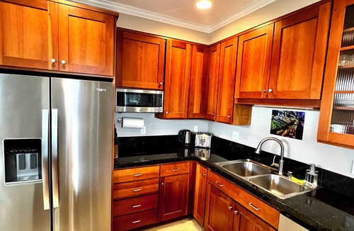Eastlake House | 180° Space Needle, downtown, lake, mountains, modern luxury, EV charger