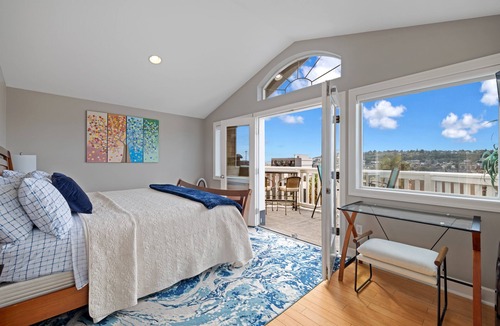 Eastlake House | 180° Space Needle, downtown, lake, mountains, modern luxury, EV charger