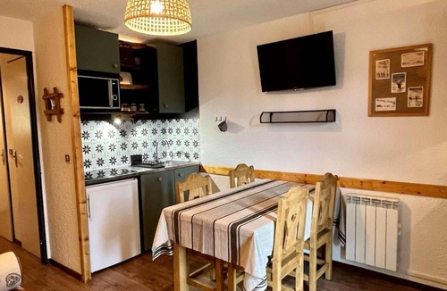 Eclose-Ouest Apartment | 180m from shops, 2nd floor, view valley, balcony, tv, 24m², Alpe d'Huez