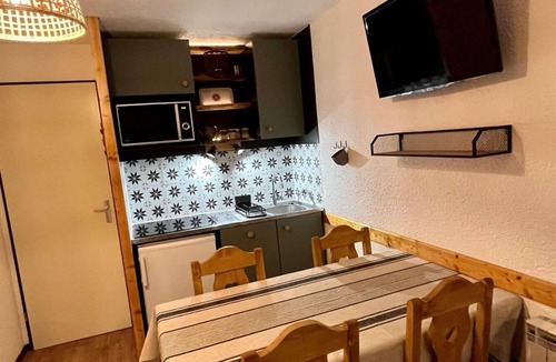 Eclose-Ouest Apartment | 180m from shops, 2nd floor, view valley, balcony, tv, 24m², Alpe d'Huez