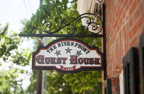St. Charles Cottage | 1830's Luxury Brick Cottage, Cozy Fireplace, right off the Cobblestone Streets!
