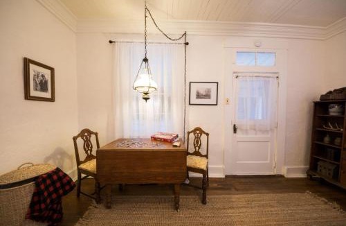 Nashville House | 1840 Stagecoach