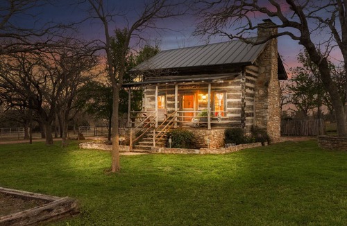 Fredericksburg House | 1850's Ranch Cabin, Copper Tub, Pet-friendly