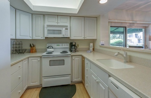 South Beach Condo | 1865 Beachside Tennis- Easy Access to Beach & Pool.