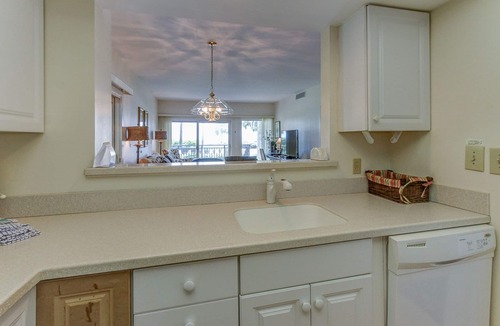 South Beach Condo | 1865 Beachside Tennis- Easy Access to Beach & Pool.