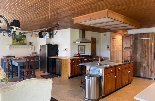 Heltonville House | 1884 Farmhouse at Donkeytown Designed for large get togethers!