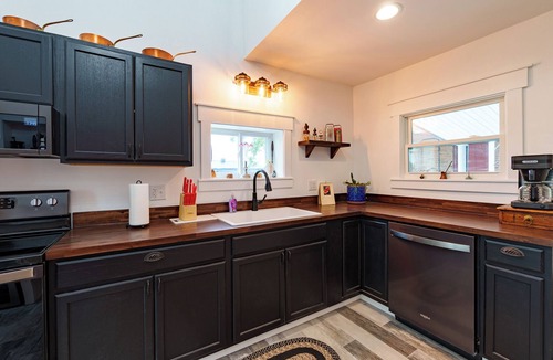 Springfield House | 1890’s fully renovated farmhouse on a U Pick flower farm.