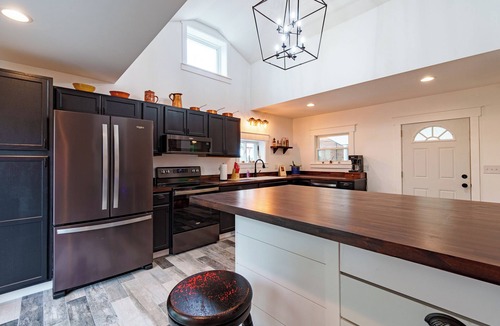 Springfield House | 1890’s fully renovated farmhouse on a U Pick flower farm.