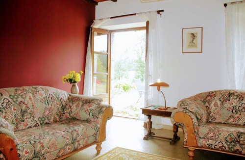 Felines House | 1896 Farmhouse 5 Rooms 9 Guests. Great Nature in Farming Country.