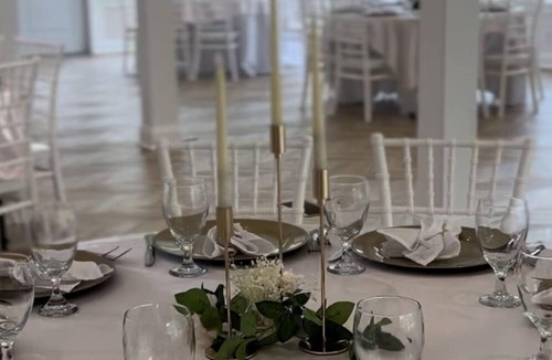 North Newport News Bed & Breakfast | 1896 Historic Bed & Breakfast Mansion with a general store