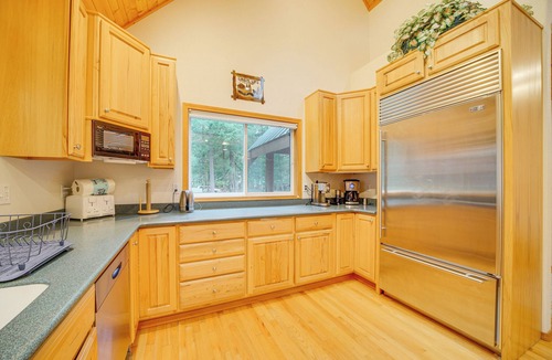 Enumclaw House | 19 Mi to Slopes at Crystal Mtn: Getaway w/Hot Tub