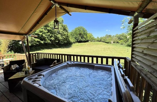 Bresles House | 19-XXL Safari Tent on Stilt (3 bedrooms - 2–7 people) + Outdoor Spa + Made-up Beds + Towels + Beverages 2–7 people - 2 people included