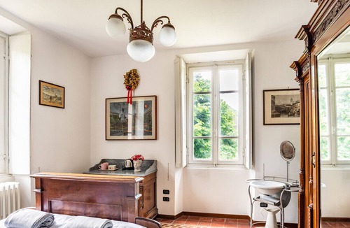 Barni Apartment | 1900s house surrounded by greenery with parking!