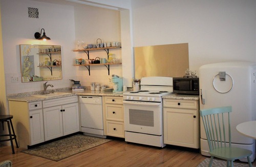 Jim Thorpe Apartment | 1901 Storefront Studio: King Saatva Bed & Retro Charm