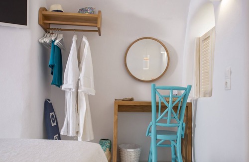 Pyrgos Apartment | 1906 Studio of the White Cave