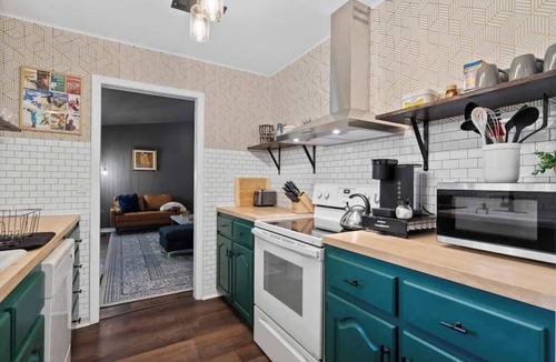 West Pensacola House | 1920s retro house w/fire pit & wet bar