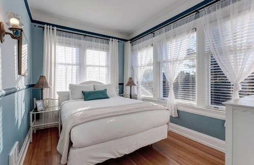 Anacortes Bed & Breakfast | 1925 Colonial overlooking Fidalgo Bay.