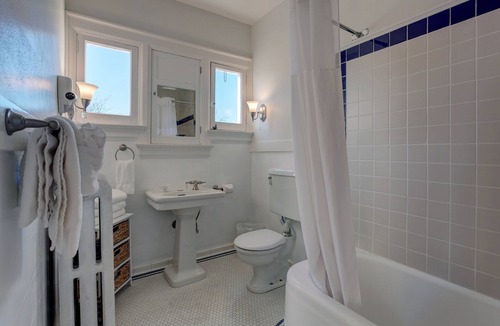 Anacortes Bed & Breakfast | 1925 Colonial overlooking Fidalgo Bay.