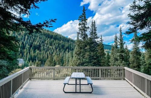 Breckenridge House | 193 Range