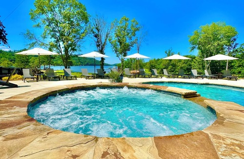 Cedar Bluff Cottage | 1930's Bungalow "Imperfect Perfection" Pool, hottub, Kayaks, firepit, & more!