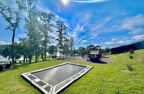 Cedar Bluff Cottage | 1930's Bungalow "Imperfect Perfection" Pool, hottub, Kayaks, firepit, & more!