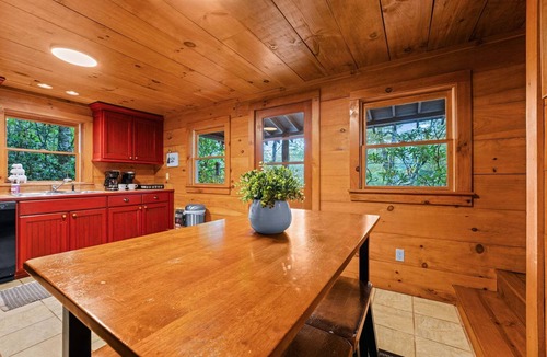 Mirror Lake Cabin | 1930's Highlands Hideaway, Restored Cozy Cabin, Dog Friendly, Fiber Optic WI-FI
