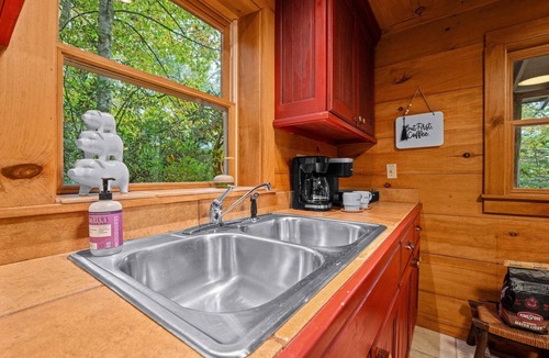 Mirror Lake Cabin | 1930's Highlands Hideaway, Restored Cozy Cabin, Dog Friendly, Fiber Optic WI-FI