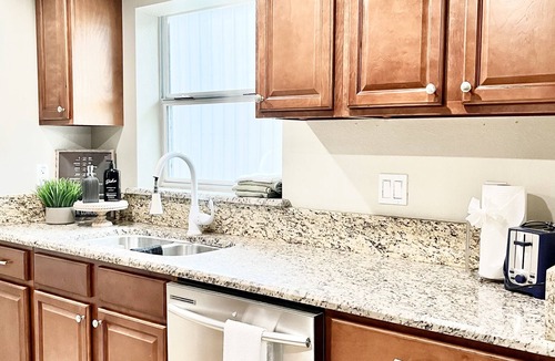 Mount Dora Cottage | “1933” Sleeps 6, King Beds, Spacious, 5 min walk to downtown Mt. Dora