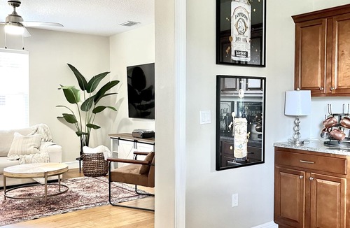 Mount Dora Cottage | “1933” Sleeps 6, King Beds, Spacious, 5 min walk to downtown Mt. Dora