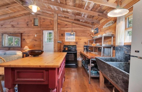 Eastham Cottage | 1940s Cottage Stunner Large Studio w/loft feel dog friendly