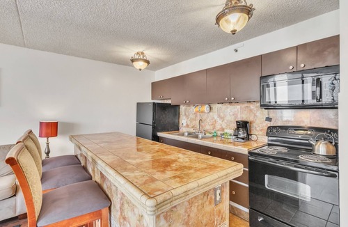 Waikiki Condo | 19th Floor Condo with Lanai & Sea Views - FREE Parking!