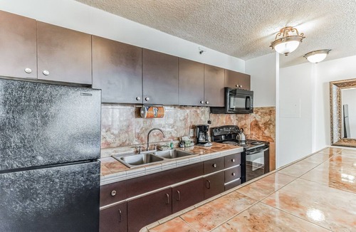 Waikiki Condo | 19th Floor Condo with Lanai & Sea Views - FREE Parking!