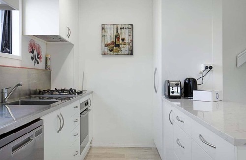 Grafton Apartment | 1A Great Apt 2 BR Garage Parking 1 Stop on Train to Eden Park