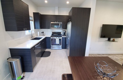 Northridge Apartment | 1BD/1BTH Unit/Queen Bed/Queen Sofa Bed/Wi-Fi/PARKING/EV