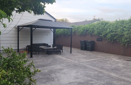 Northridge Apartment | 1BD/1BTH Unit/Queen Bed/Queen Sofa Bed/Wi-Fi/PARKING/EV