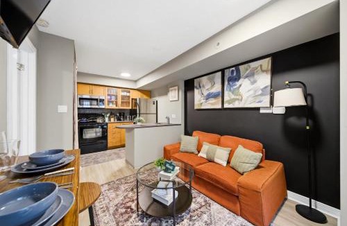King West Village House | 1BD Townhome Walk to Lake!