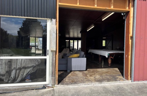 Whakatane District Cottage | 1bedroom/bathroom open shed space close to beach’s , great fishing area ,