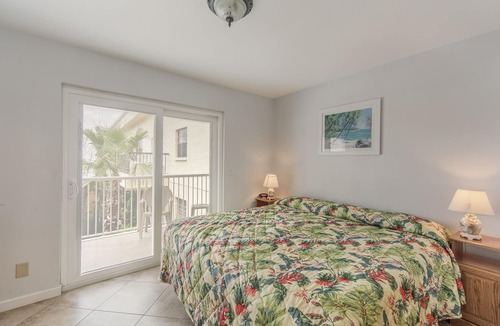Madeira Beach Condo | 1br 1b - 3rd Floor - King - Surf Song #335