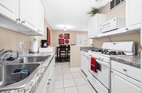 Gainesville Apartment | 1BR/1B walking distance to Shands/UF/VA, Pool!